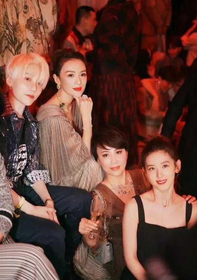 章泽天不愧是清华大学人文科学系本科毕业生。当年，她的健美操特长为她加了不少分值，