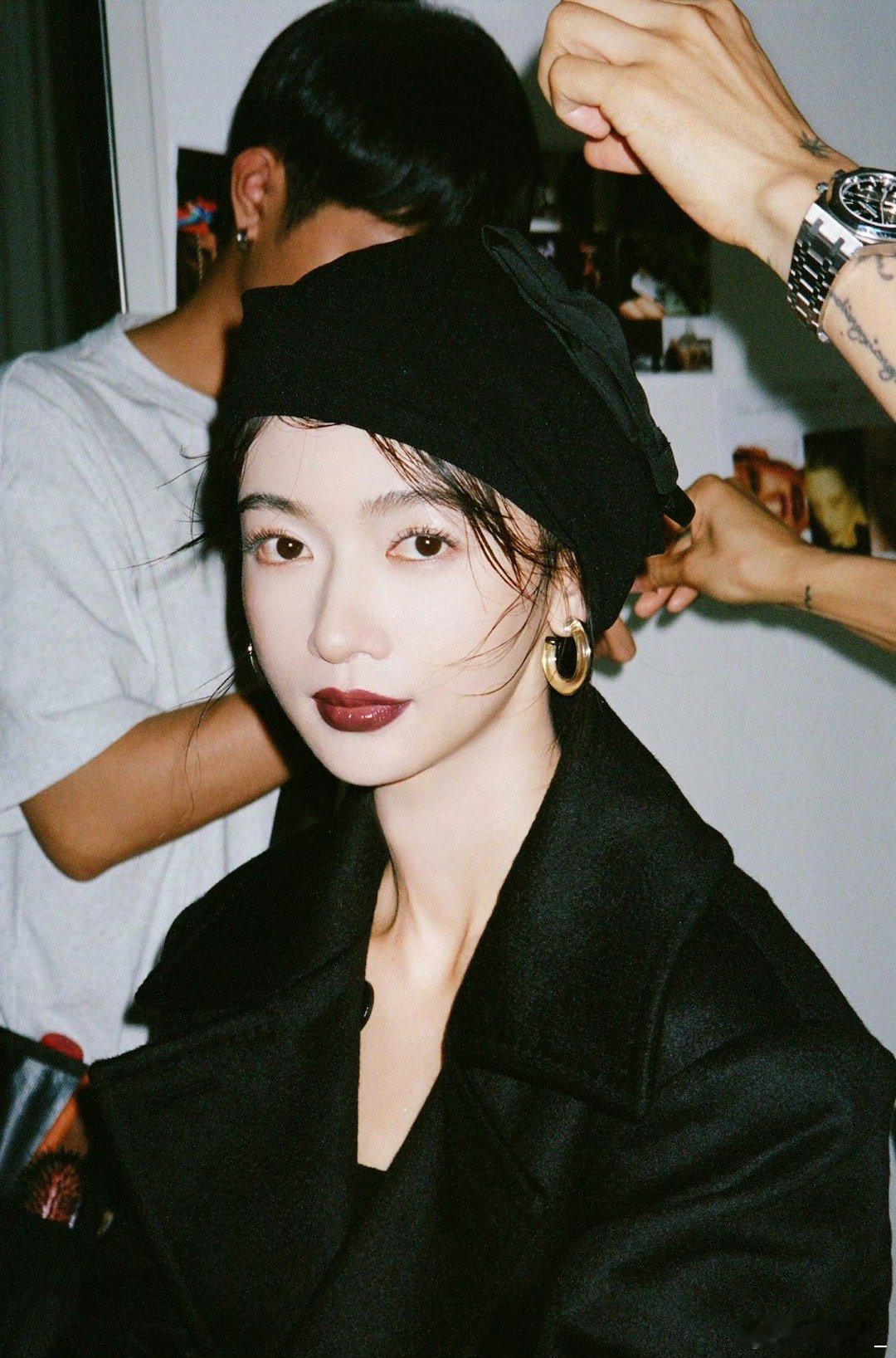 吴谨言钓我易如反掌 我没看错吧？这真的是吴谨言？又被钓到了[舔屏][舔屏]黑风衣