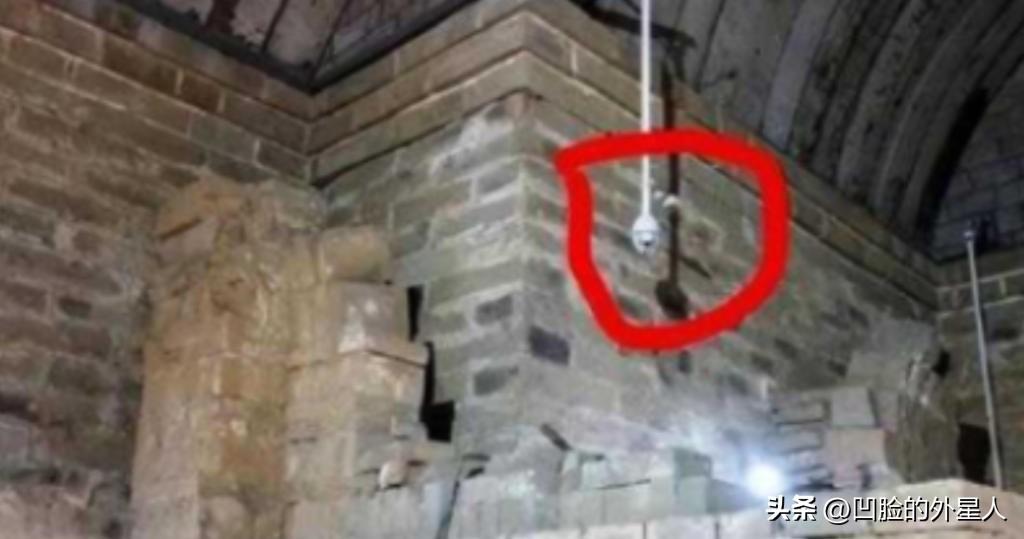 2018年，山东济宁两个盗墓贼合伙挖“九女崮堆”，期间1个盗墓贼尿急，跑到旁边方