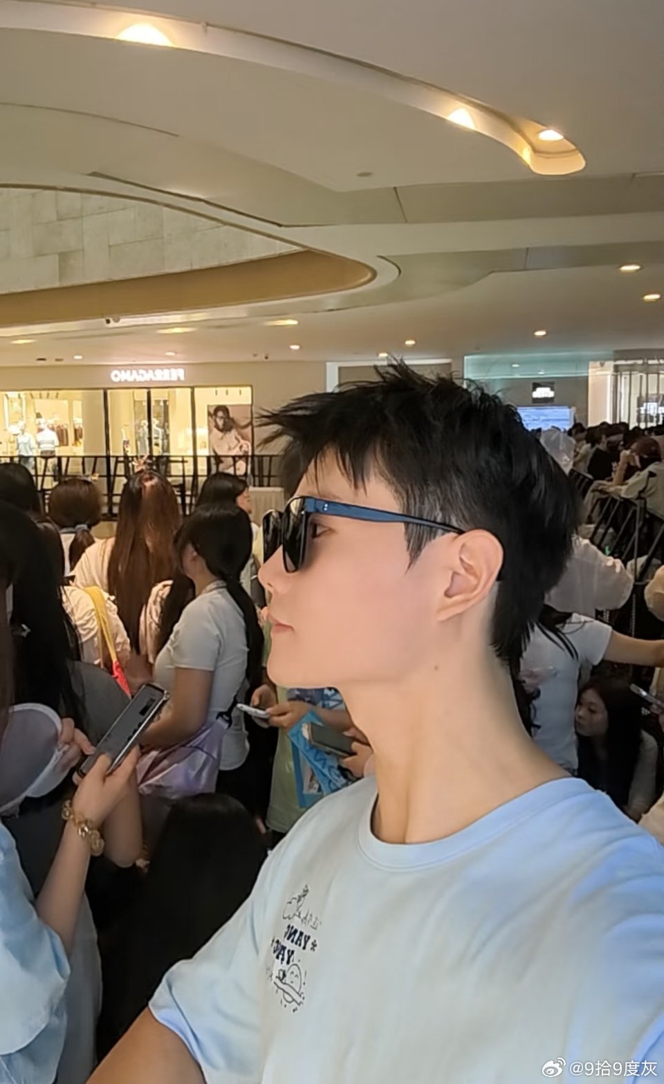 感觉这个穿应援服的羊毛老师挺帅的，喜欢杨洋老师的男羊毛挺帅… 