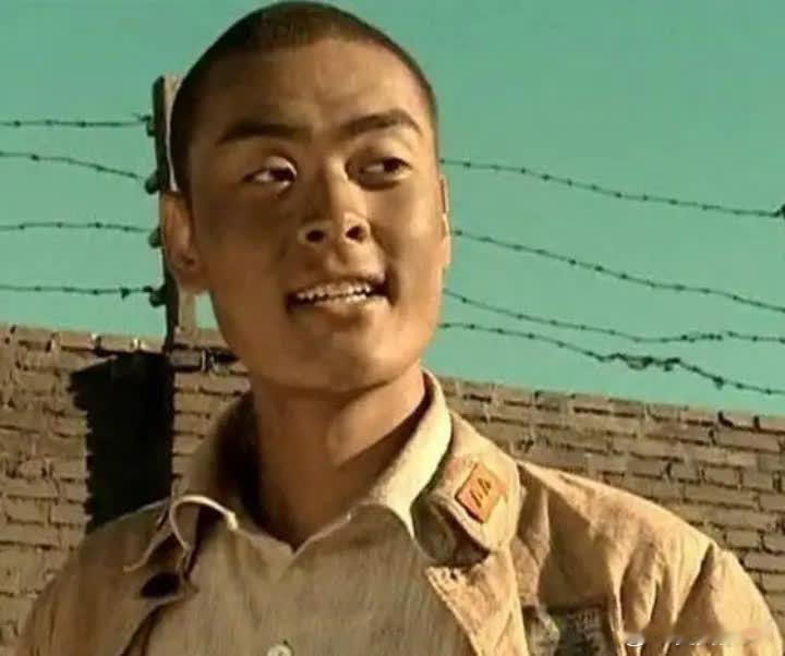 2005年拍摄《亮剑》的时候，张桐出演警卫员魏和尚，李幼斌踹他一脚并呵斥：“你想