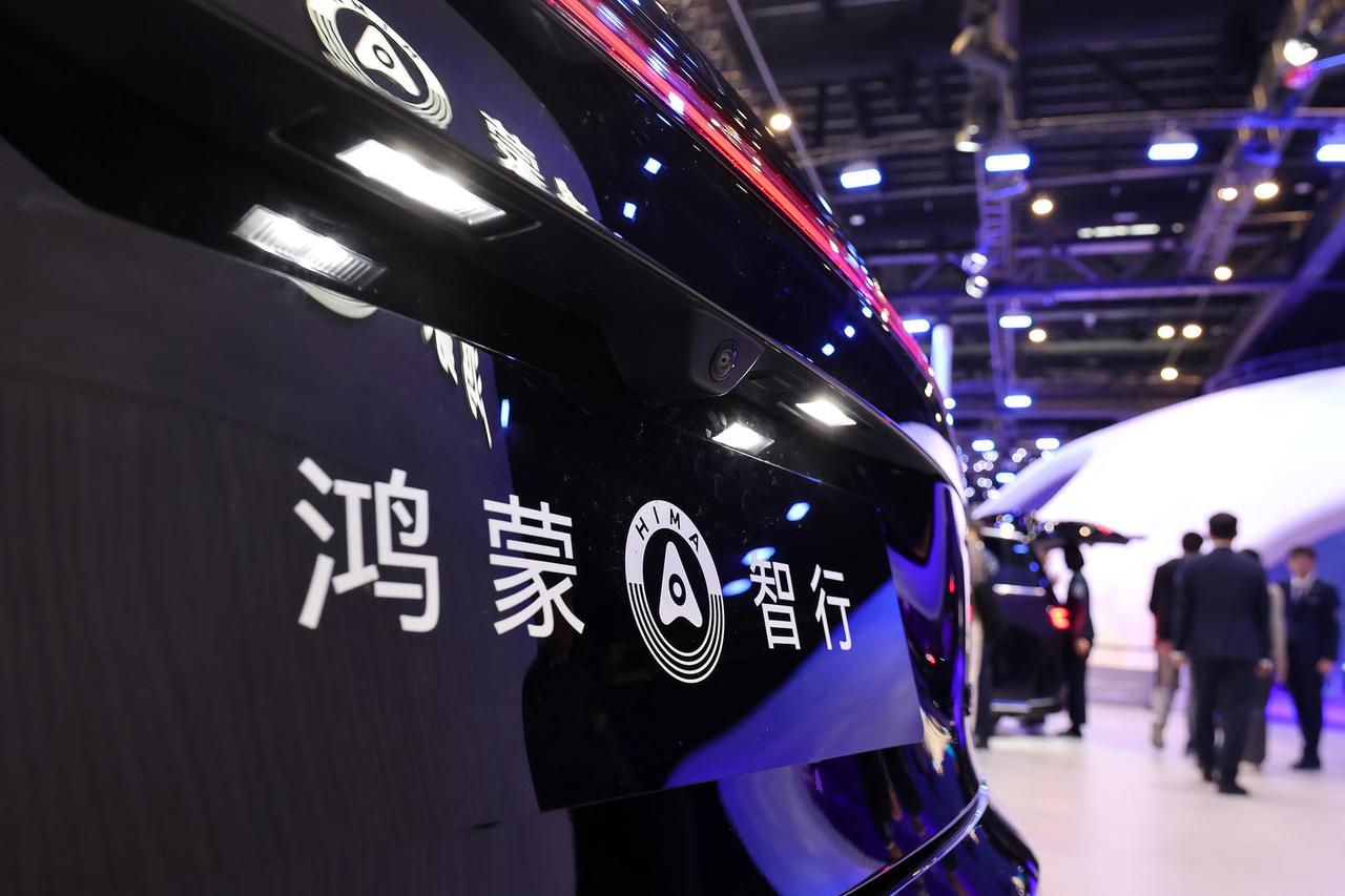 鸿蒙智行2027产品规划曝光

2027年，鸿蒙智行将推出四界共计18款车型，并