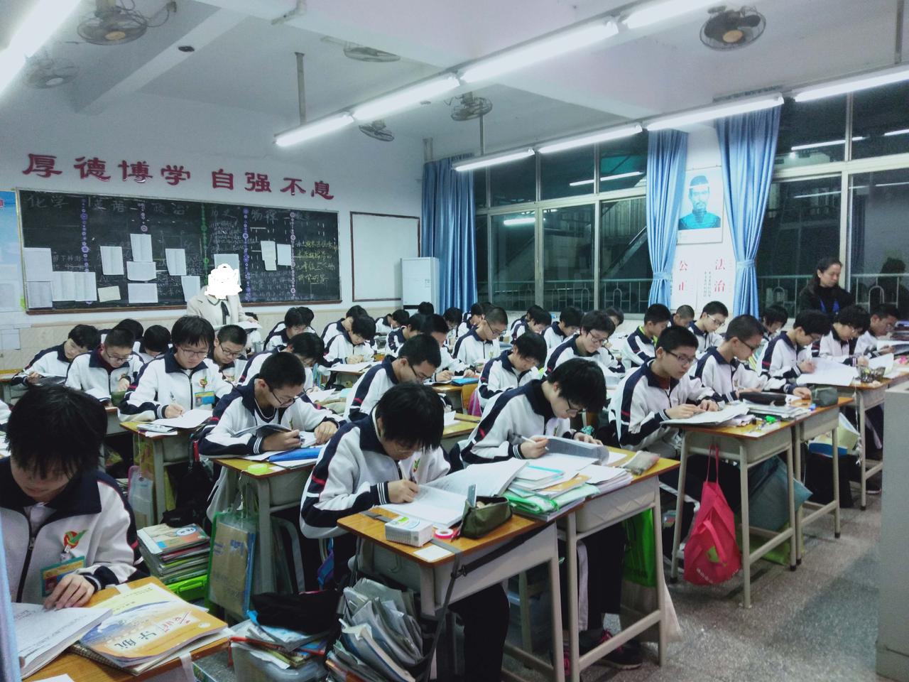 “咖啡哪有上班苦”，咖啡哪有生活苦，咖啡哪有心里苦！走在街头看见店铺墙上贴着这句