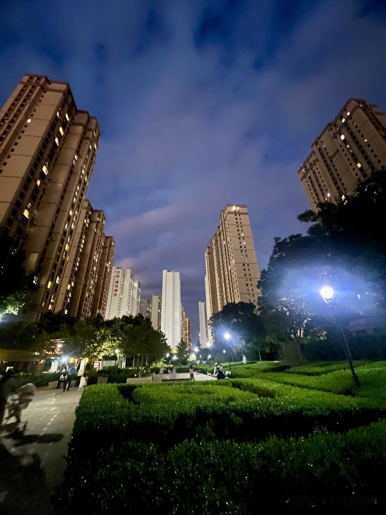 夜色🌃降临，天空阴云缭绕，楼群林立的住宅🏠小区内，却是另一番风景，万家灯火通