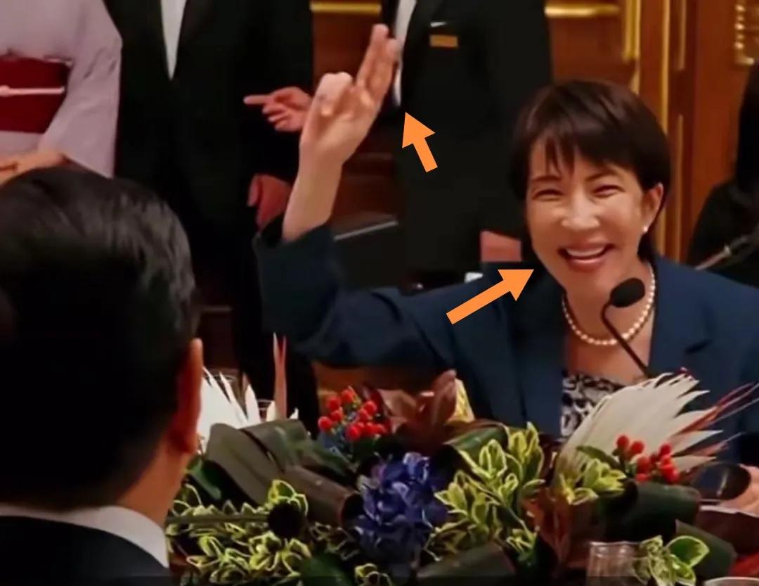 日本高市早苗与菲律宾总统马可斯正式会面时举右手伸两指头唱歌。