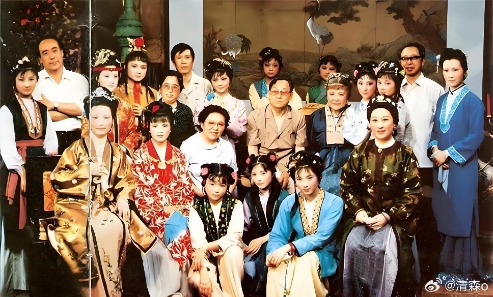 红楼梦里，什么样的人都有————有佛面蛇心的，有背后搞小动作的，有爱演戏的，有，