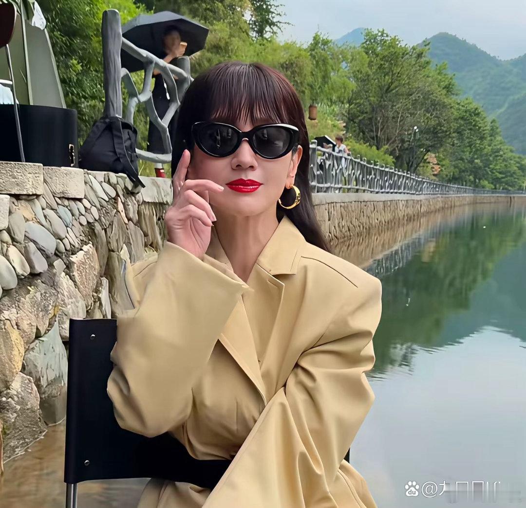 认真营业是挺好，但这么热的天让七十二岁的赵雅芝穿成这样？？ 