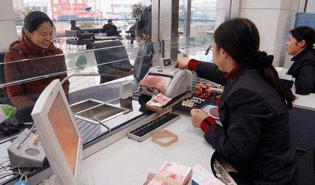 凌晨三点，王阿姨的手机闹钟没响，她却自己醒了。
不是为了抢特价菜，而是盯着银行A