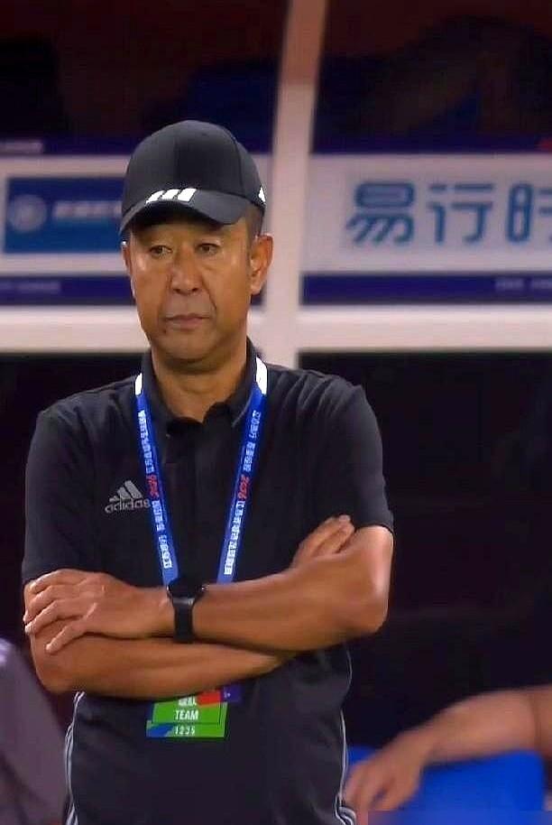 一场1比1的平局，直接让江苏足球圈炸了锅。
垫底的镇江队，硬生生从卫冕冠军泰州队
