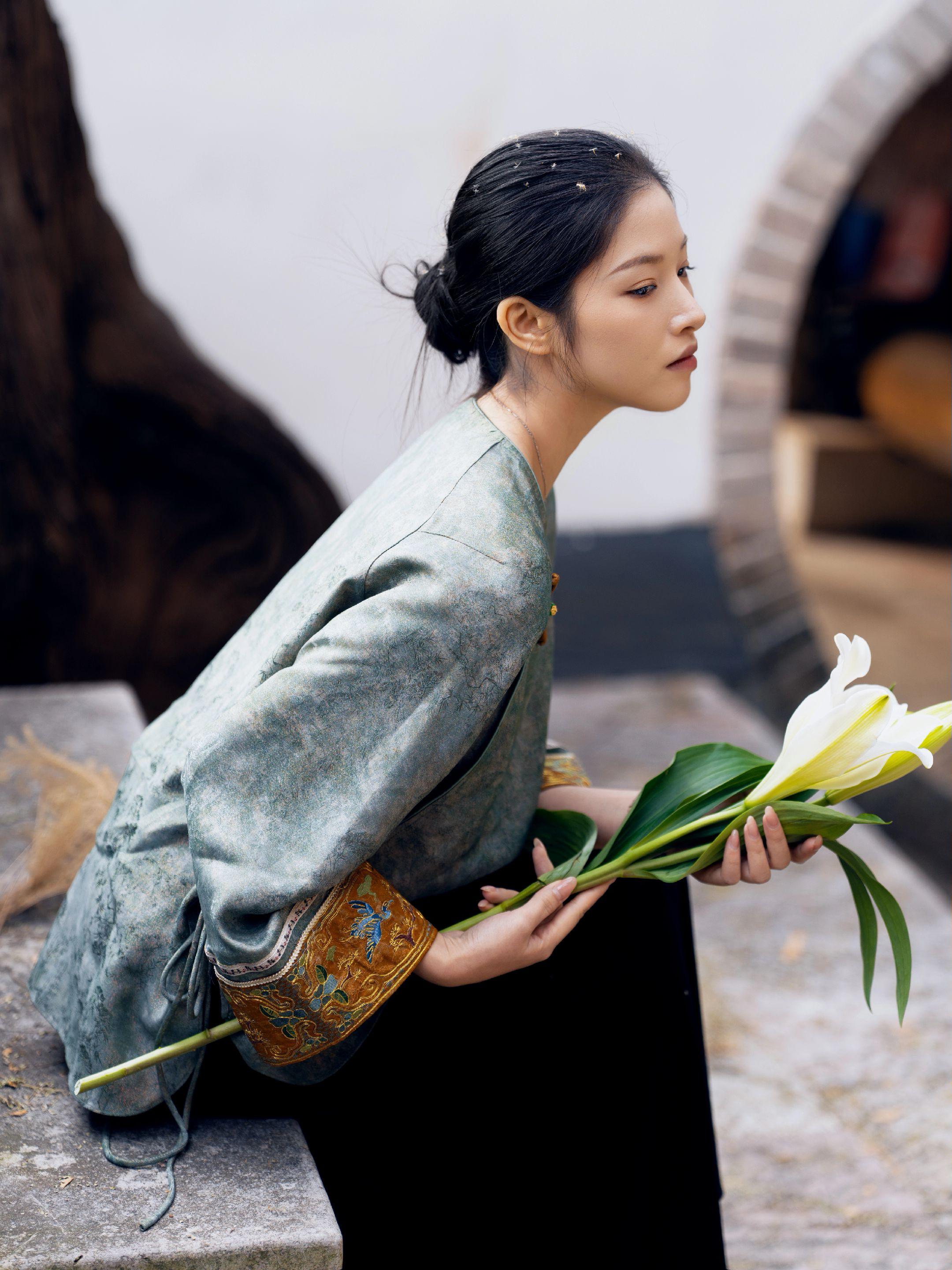 丹凤眼就是天生的新中式符号。丹凤眼的女孩子真的非常适合新中式！ 丹凤眼...