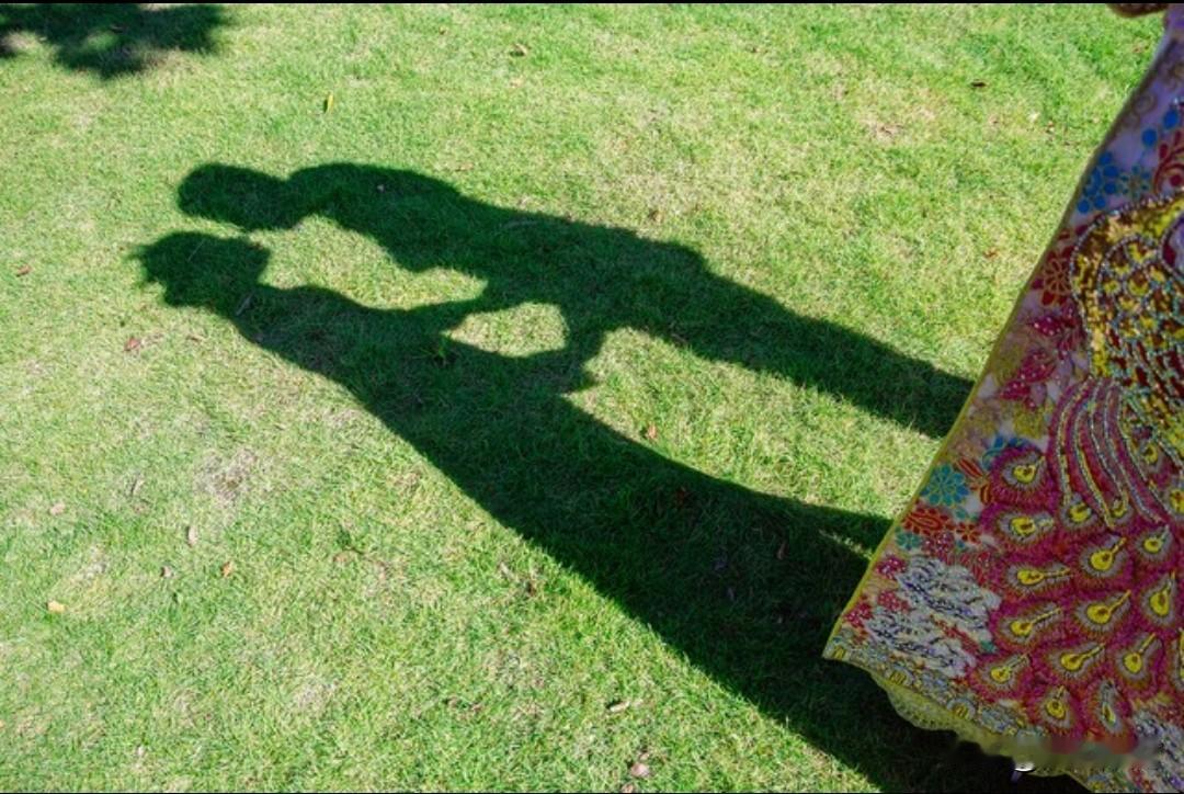 我多年前开始关注的博主里，其中有两个女孩先后结婚了。但是她们的婚姻让我非常意外，