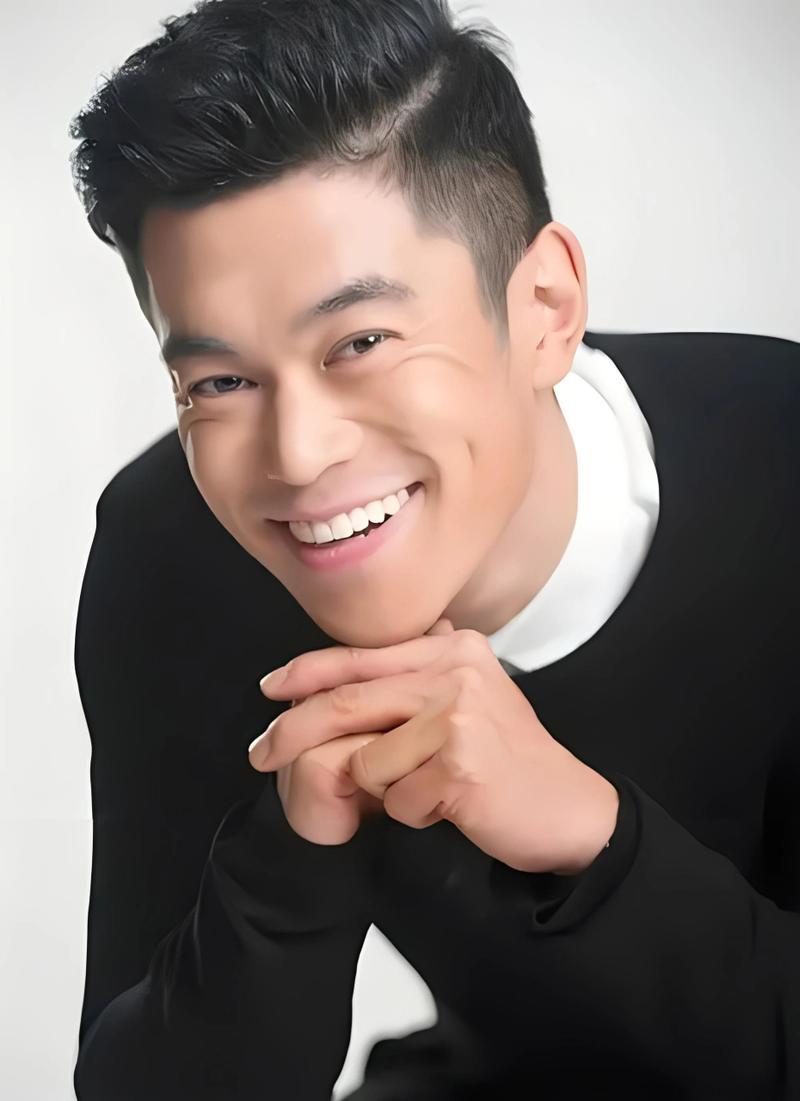 演员刘冠麟近日在综艺《姜姜好第二季》中自曝惊人身份：他竟是童年经典节目《小神龙俱