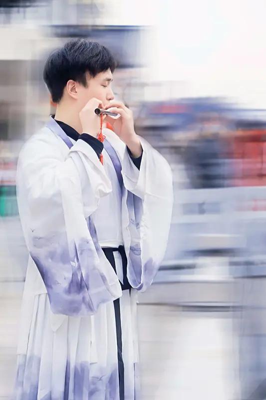 不必追光，你我皆是国风少年
世人皆羡慕那繁花满径的美景，皆期盼前路平坦、无荆棘阻