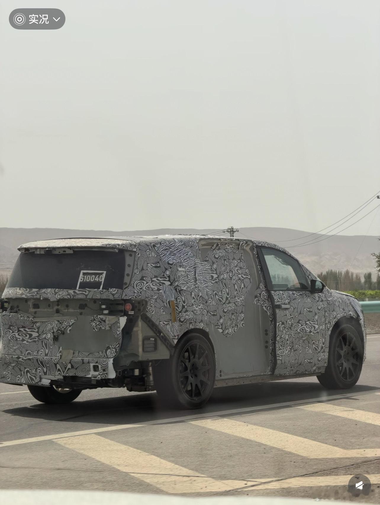 虽然是骡车，但是从整体来看，这轴距和车长可不小 