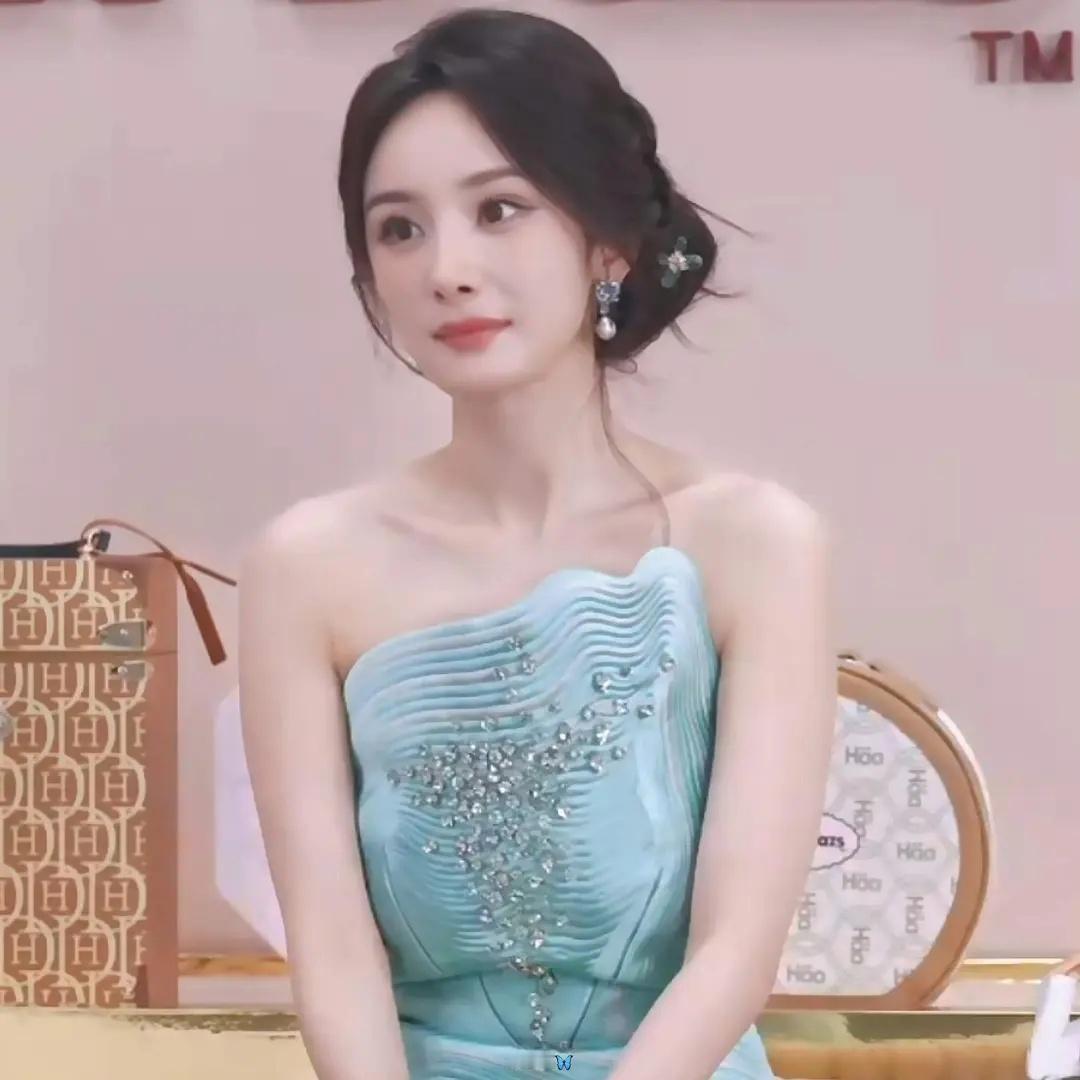 杨幂是不是太执着于追求少女感了 年龄并不合适了 ​​​