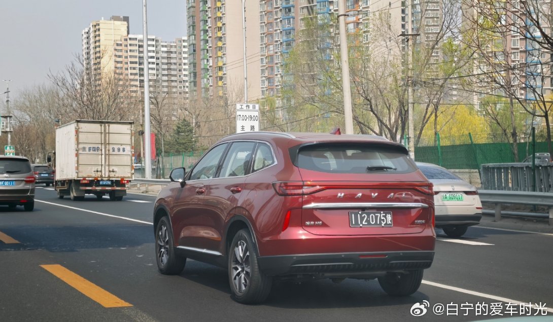 这红外黑牌哈弗H6有点帅啊！这代H6的设计真的特别国际化，设计水准完全不亚于RA
