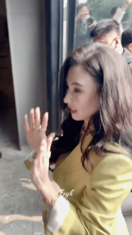 张柏芝把春天穿在身上 西装的颜色刚好卡在黄绿之间，像新叶也像暖阳。剪裁利落，衬得