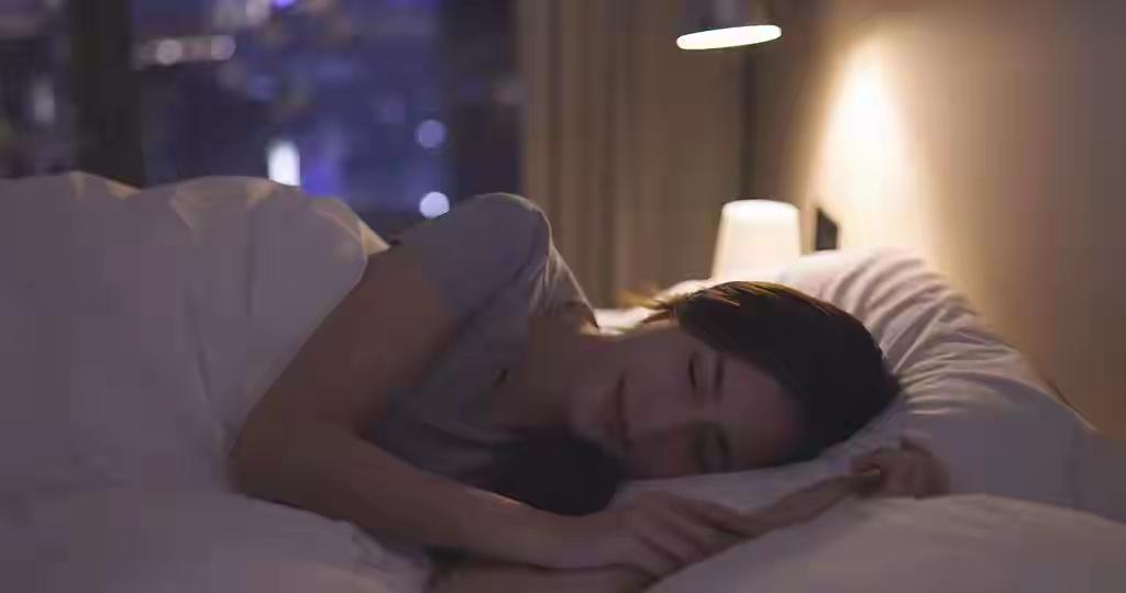 不少人存在一个误区，觉得只要睡够时长，晚睡一点没关系。其实睡眠好不好，不能只看睡