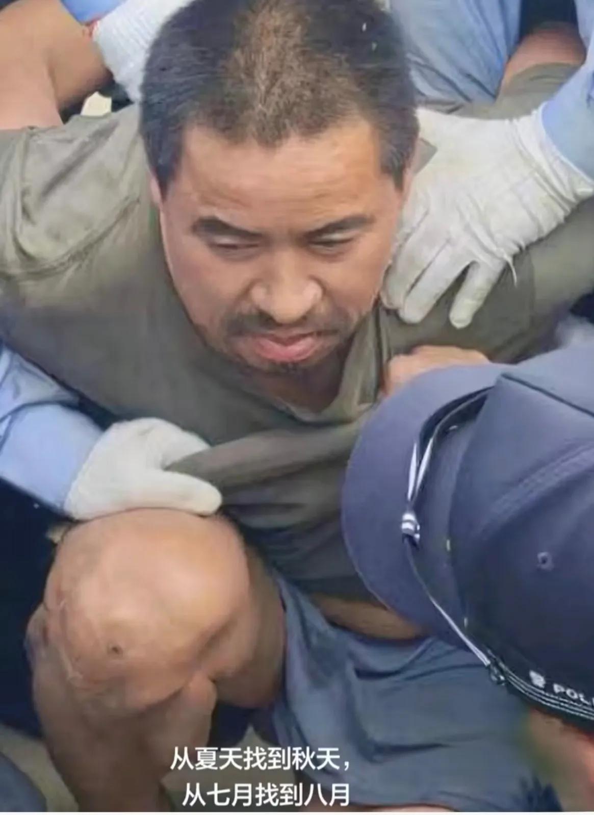 人被强行摁住，仍不愿双膝着地，这是心中不服啊！

杀人必须要伏法，不管是皇亲国戚