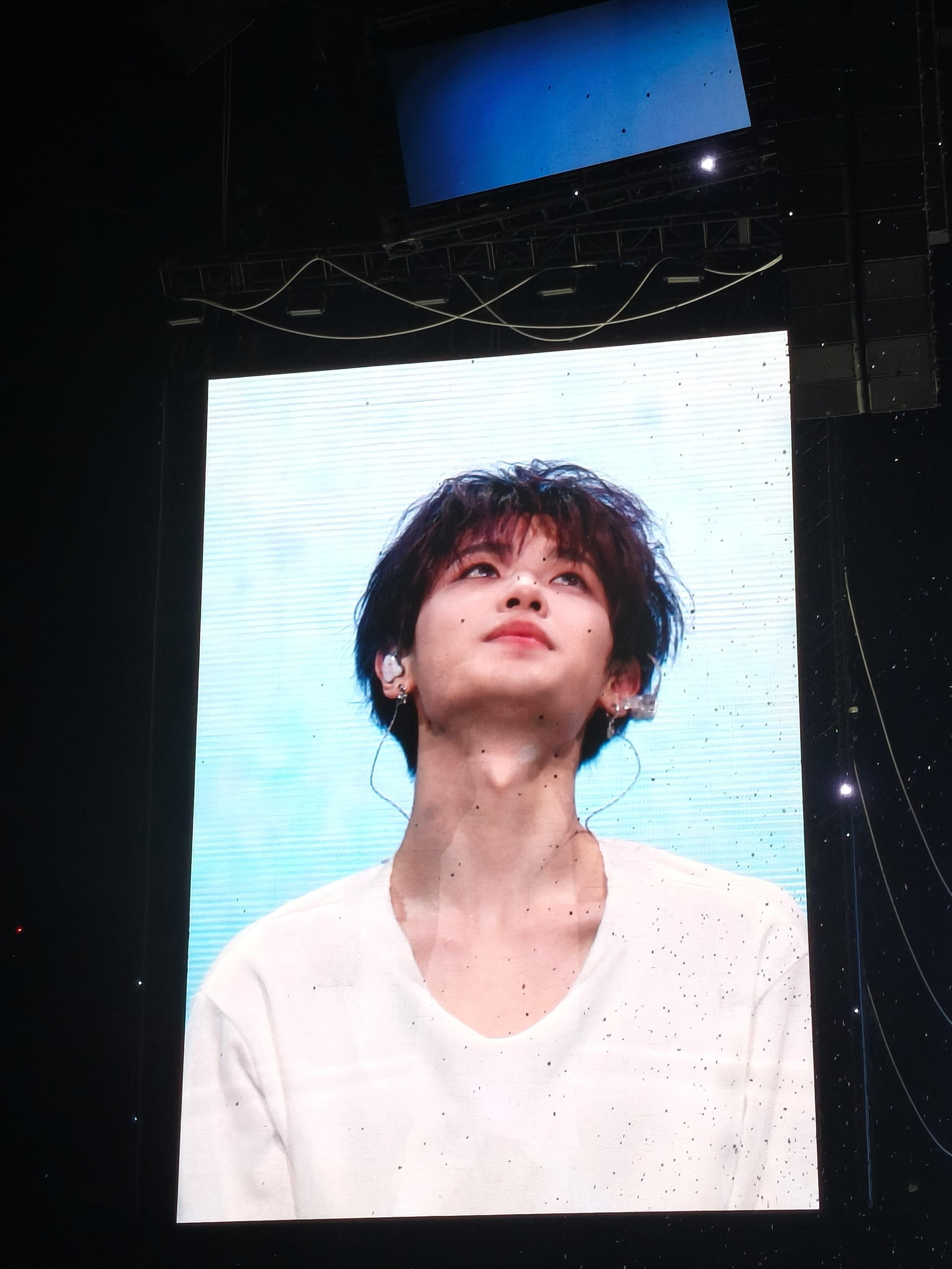 黄明昊演唱会饭拍大屏（稿主自摄） 