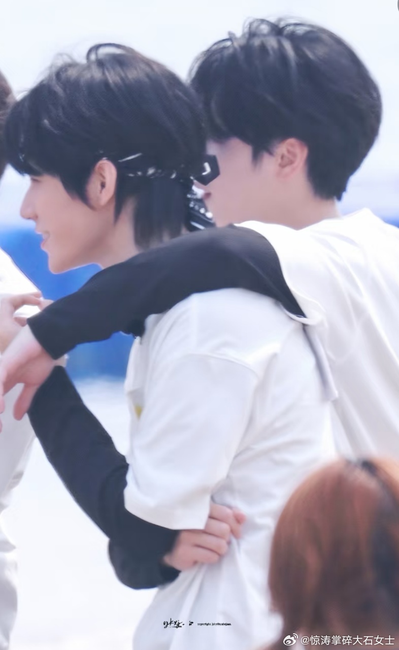 严浩翔制裁张真源严浩翔线下状态未受影响奔跑吧14 海南录制欢乐多，严浩翔张真源打