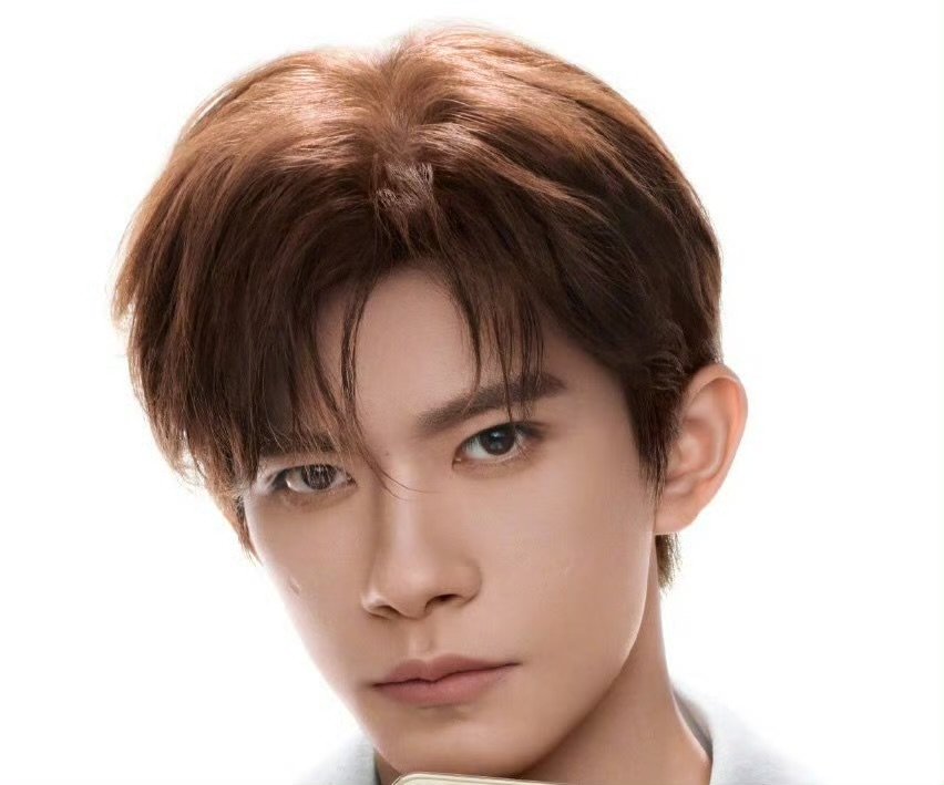 易烊千玺翻领叠穿look易烊千玺金棕发色 易烊千玺翻领叠穿look，美四名不虚传