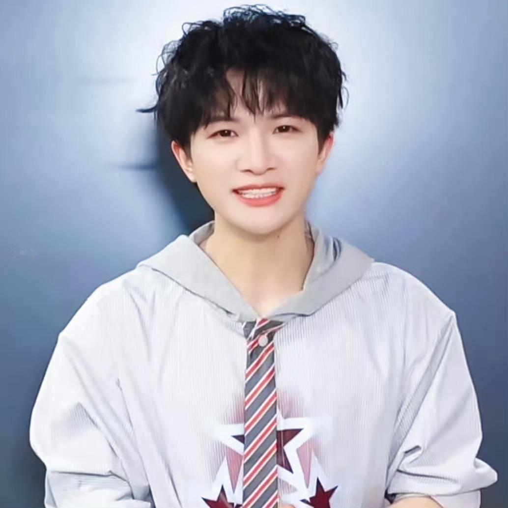 周深1️⃣腾讯音乐由你榜❤️周深的小美满 乌云还挺大胆，顶在头上吹不散，我抓在手