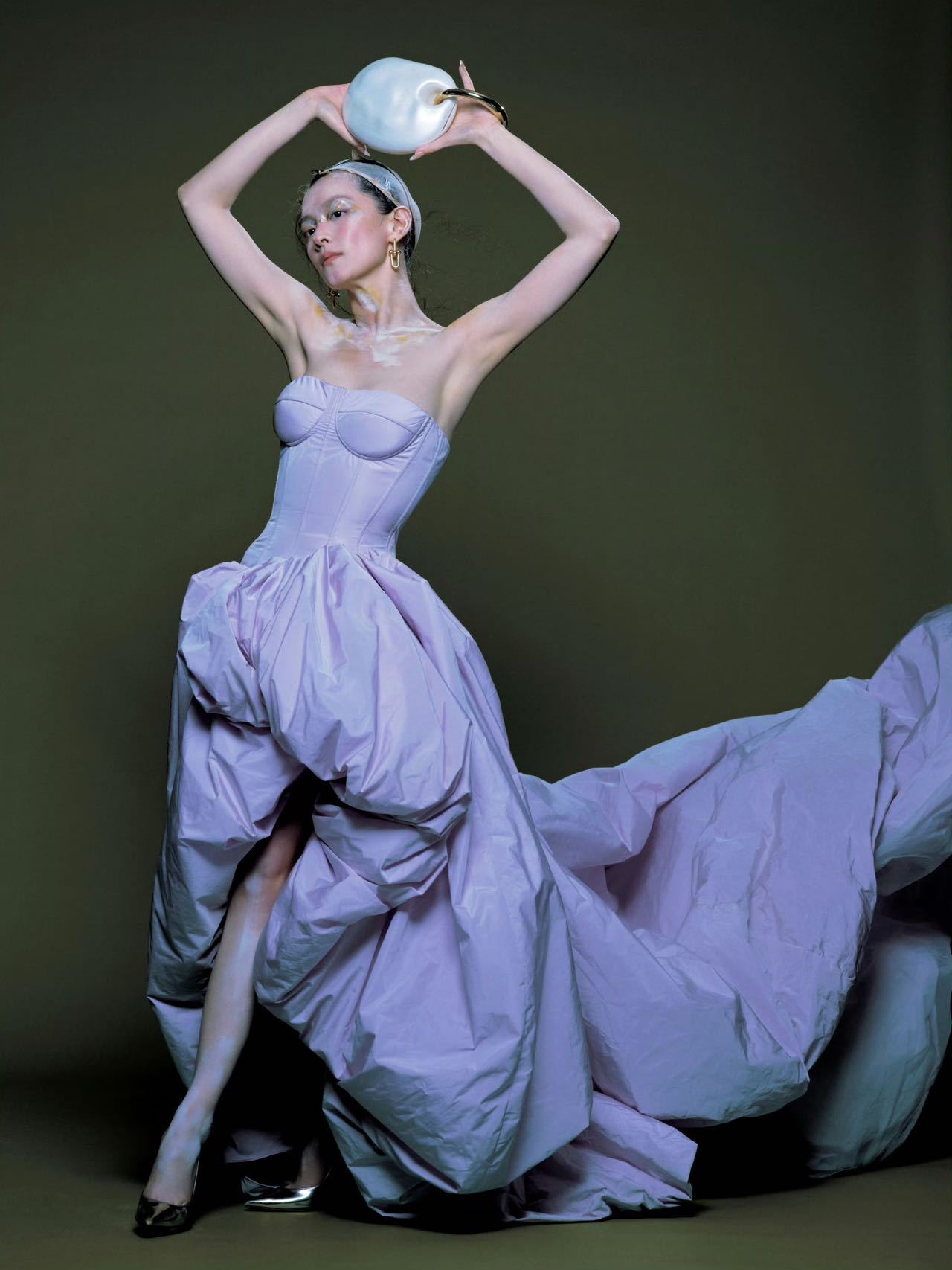 陈昊宇画中人VOGUE明星出图比起不会出错的稳妥造型，这种带着艺术构思的尝试更能