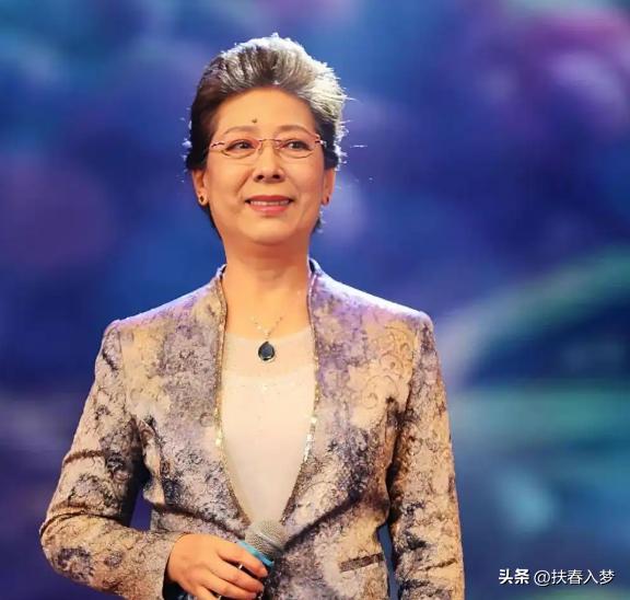 关牧村的儿子关添元，曾在澳洲求学七年，回国在北京开了个不到50平米的茶庄。她凭借