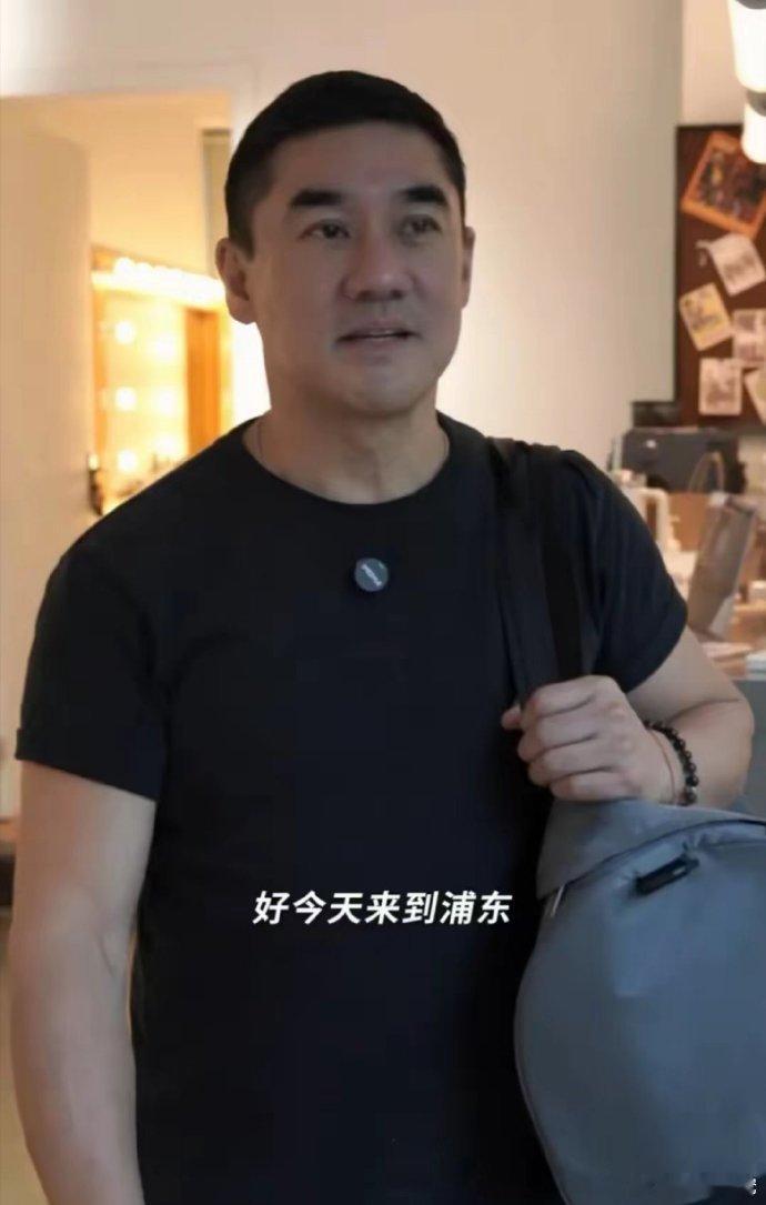 59 岁吴大维现身浦东拍大头照，乌发浓密、身材健硕，岁月不败帅气，风采依旧撩人心