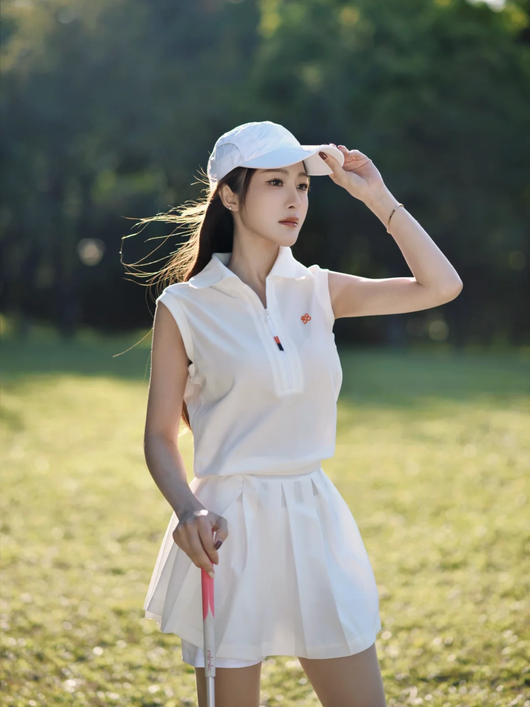 纯白运动装的逆光美学⛳️☀️