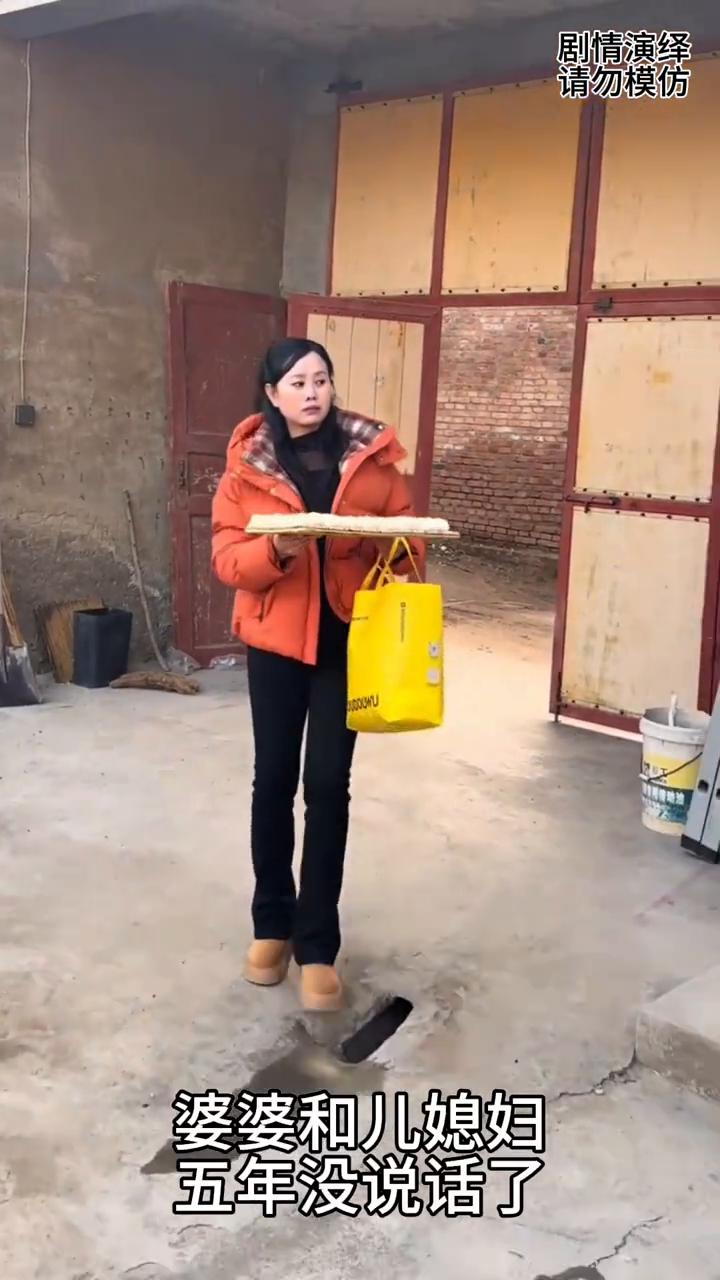 婆媳因矛盾五年没说话了，谁知儿媳妇给她送饺子和新衣服。
婆婆和儿媳妇五年没说话了