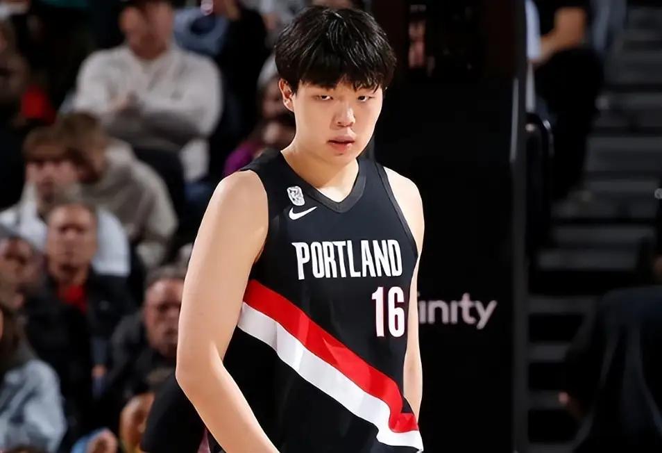 比卢普斯赌球被捕，对杨瀚森影响不大三细节：
就在刚刚，NBA报道，开拓者主帅昌西