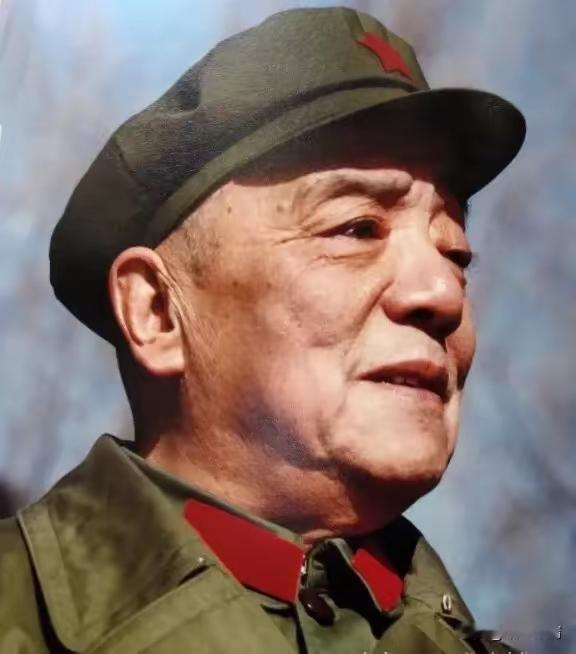 原国家主席杨尚昆晚年军装彩照高清发布，神采矍铄，尽显老一辈革命家的威严与风范。历