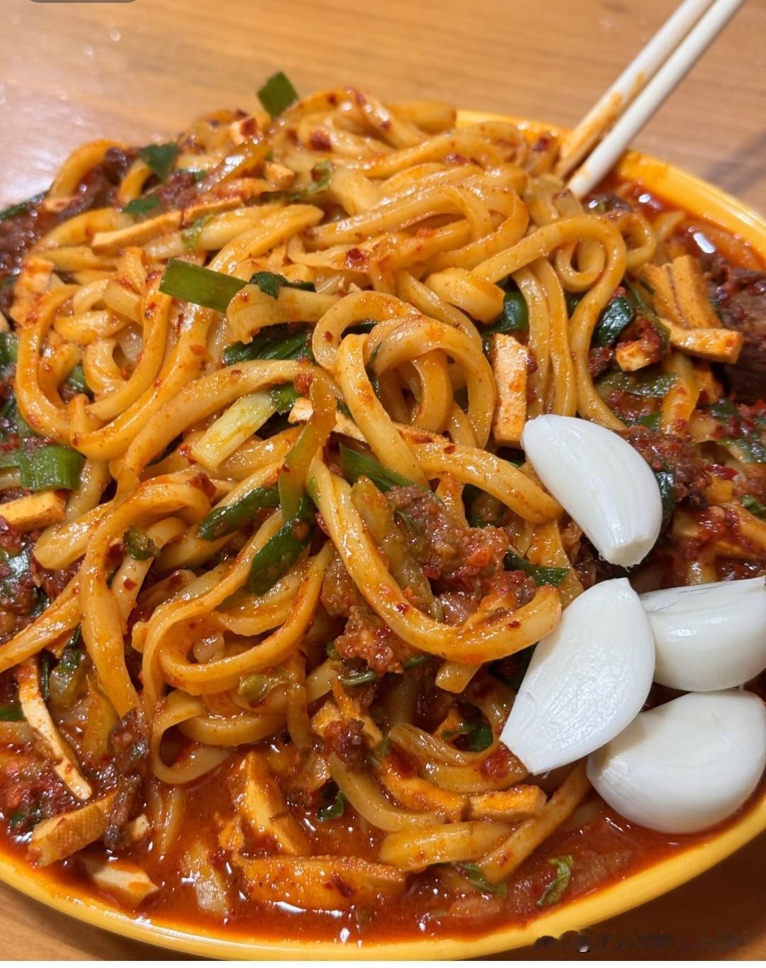 中午来一盘酸菜刀削面，酸香开胃，筋道爽滑，味道确实不错，值得点赞。刀削面发源于我