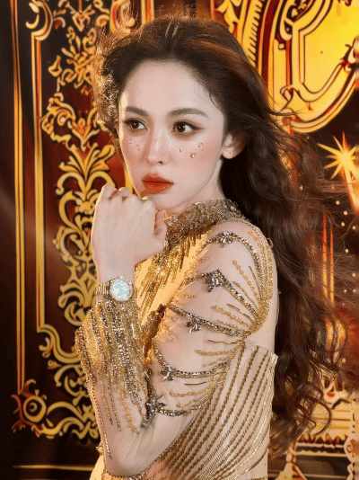 娜扎cos金牛女神娜扎金牛神话大片娜扎这组金牛造型真的杀疯了！鎏金礼服质感绝了，