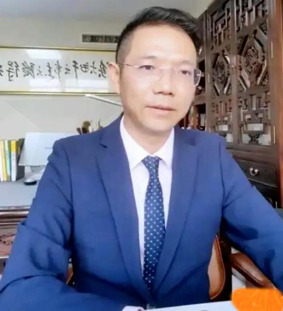李圣律师这话一出来，我后背都直冒凉气！比杜妈还厉害的大人物？难怪这事儿没那么简单