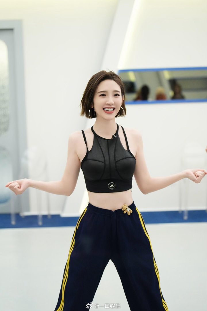唐艺昕也不理解自己了唐艺昕你后悔的有点晚了 广告正片是美的，花絮是好笑的。唐艺昕