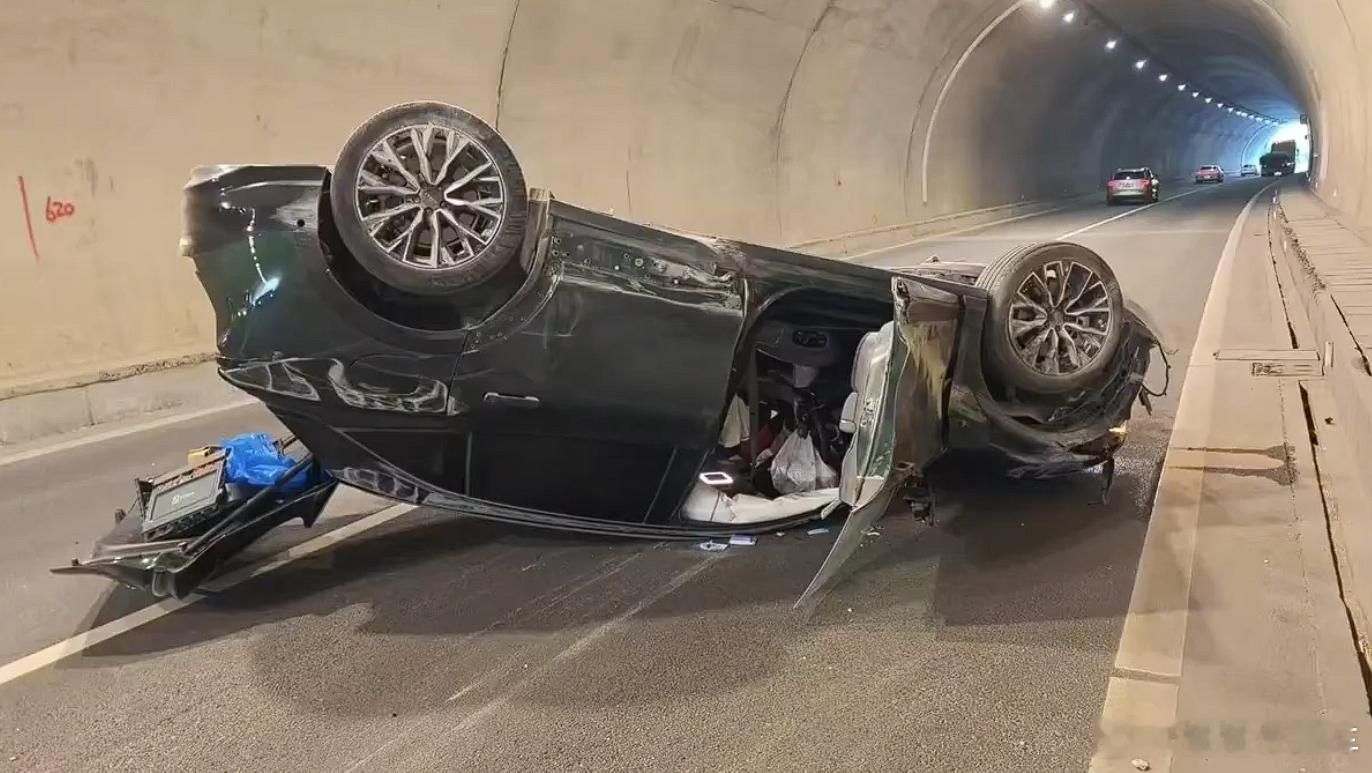 小车隧道内翻滚七八圈司机无碍这车身确实是硬！不过不只是被动安全技术，主动防御驾驶