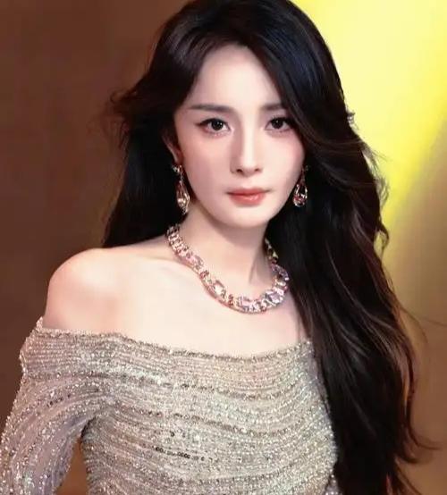 2026年时尚芭莎盛典10月21日晚在江苏省江阴市举行，红毯上有演员杨幂，曾经的