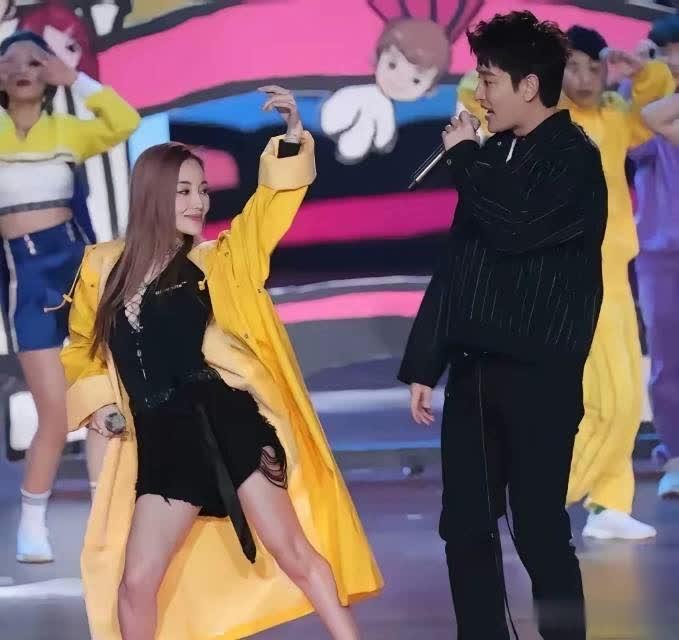 当你压力大的时候，可以看看这张图片。
几年过去了，我们仍不知道那场元旦晚会的违约