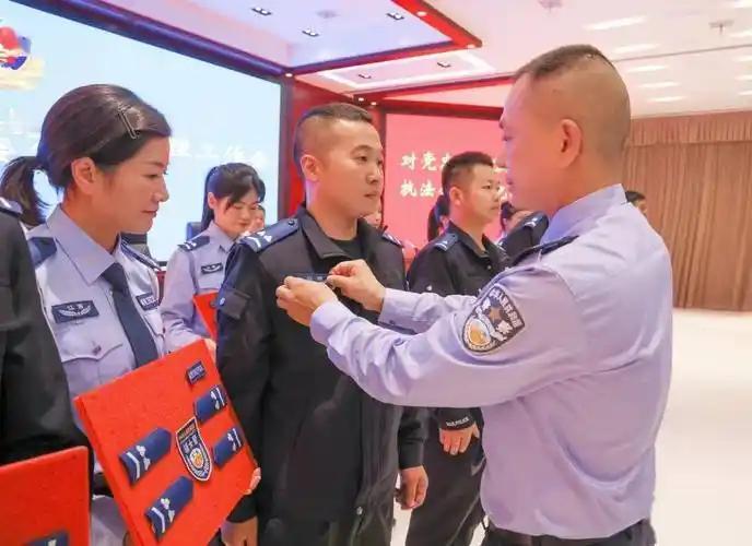辅警套改授衔，肩上戴着的不仅仅是衔级，更是责任与担当。

无论是初出茅庐的六级辅