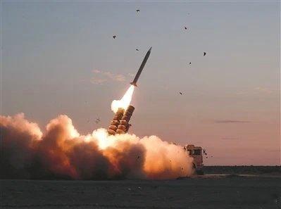 【 】真正的成长，常如植株生发般悄然无声。不必急于向世界证明花朵的绽放，每一片新