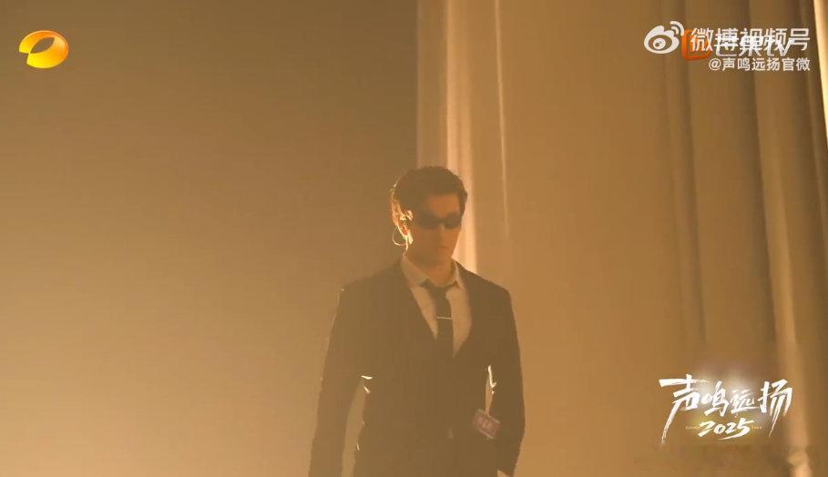 蔡国庆看到猎人撒腿就跑 声鸣远扬预选赛首播 声鸣远扬 邢诺彬墨镜西装登场，蔡国庆