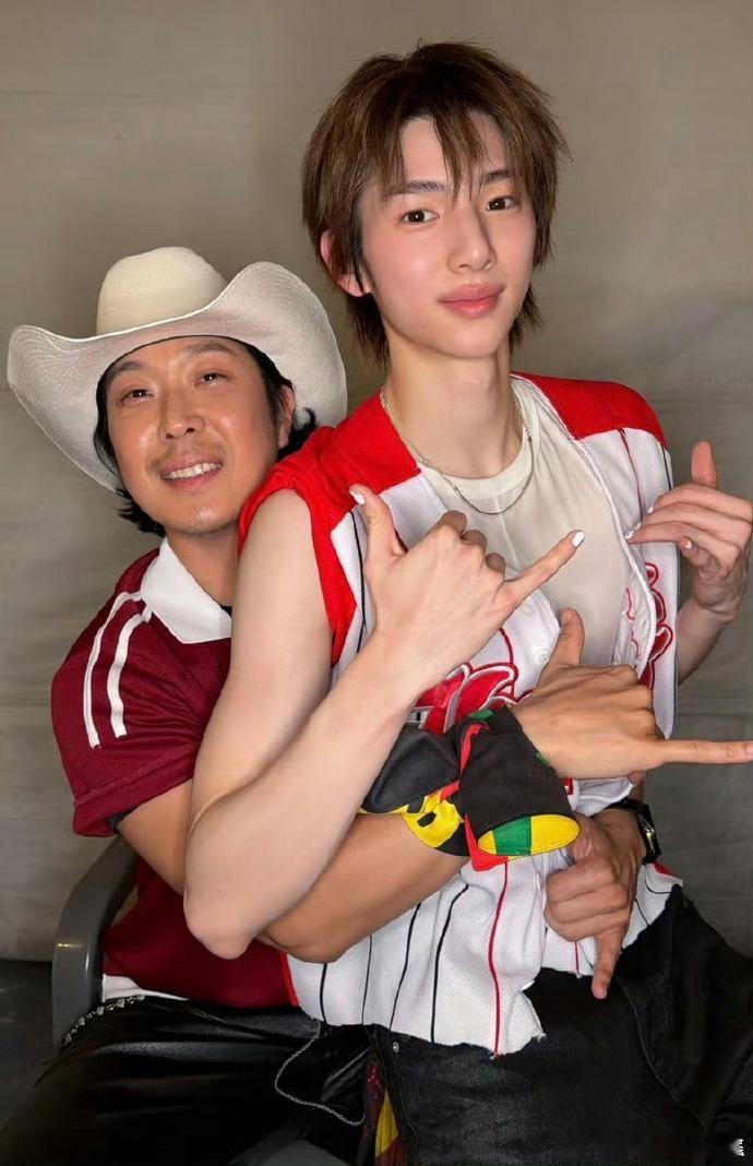 HAHA金主训复刻旧合照HAHA金主训 你小时候我抱过你 。真·你小时候我抱过你