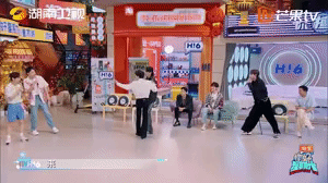 #相柳这次有好6团撑腰# 我们柳柳蛇终于也是有人撑腰了。檀健次又带着作品上好六街