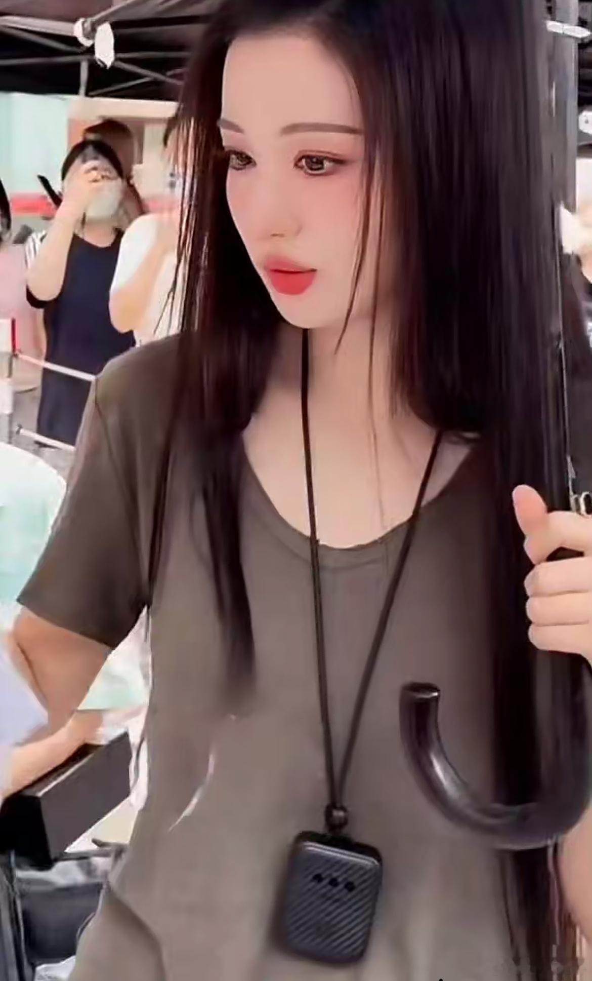 浮生剧组抽烟这么严重吗王楚然被烟人逼没招了我不介意各位抽烟，但是抽的时候能不能套