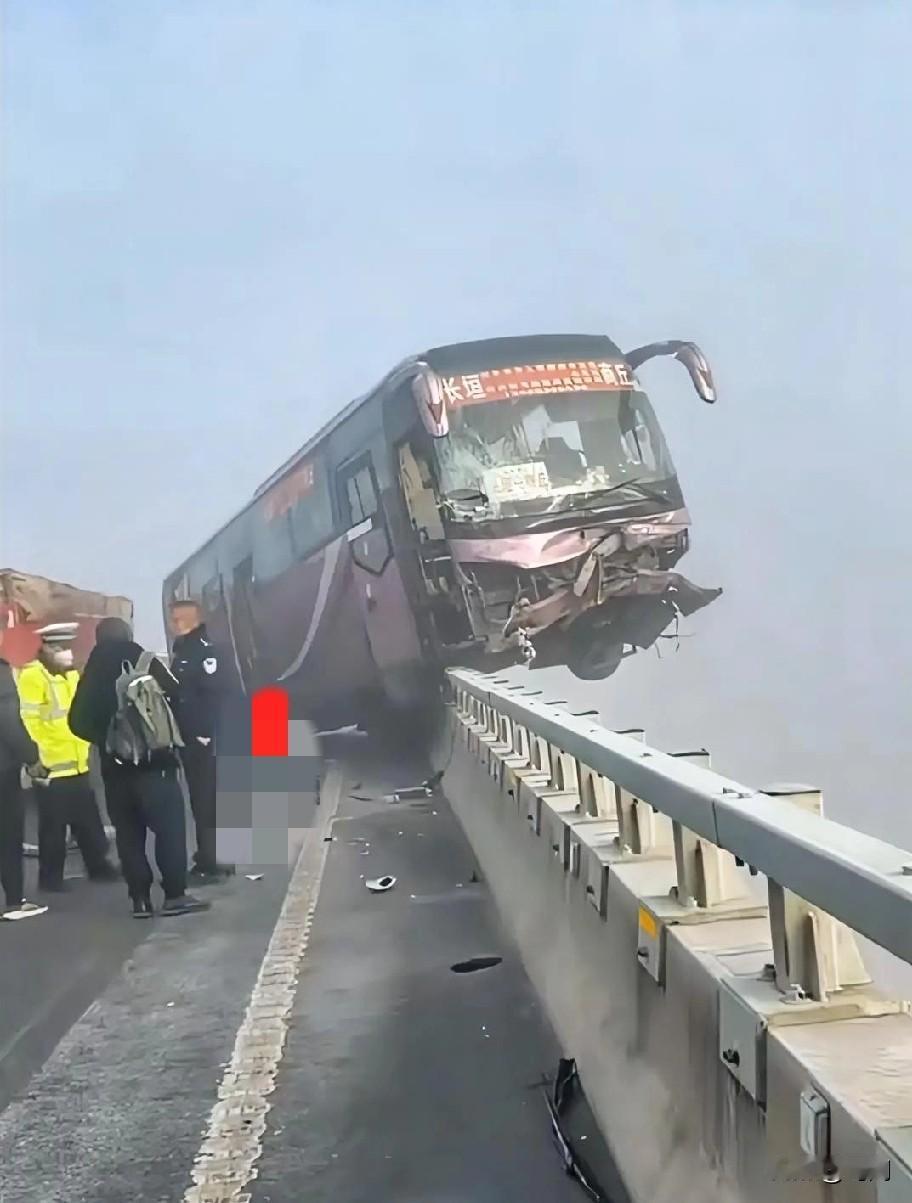 长途大巴撞上护栏险坠桥！
下面就是涛涛黄河水…………！
11月2日，大巴车老板“