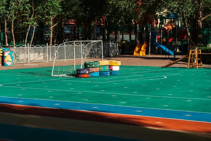 我支持幼儿园纳入义务教育。全国人大代表林勇也建议逐步试点将幼儿教育纳入义务教育，