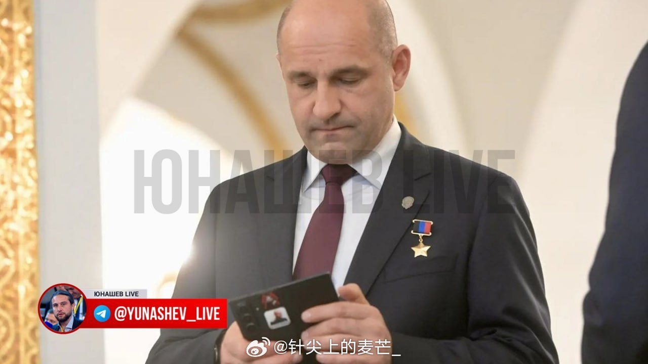 乌拉尔联邦区全权代表阿尔乔姆·若加展示了一种巧妙的方法，可以避免在活动中将自己的